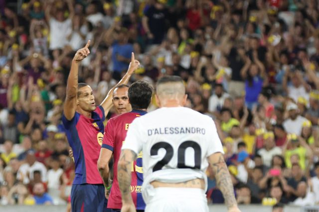 Vídeos: ídolos à solta e golaços no jogo de lendas do Barcelona