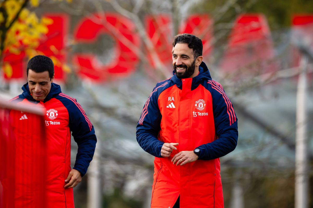 Sorrisos e pontapés: as imagens do primeiro treino de Amorim no Man. United