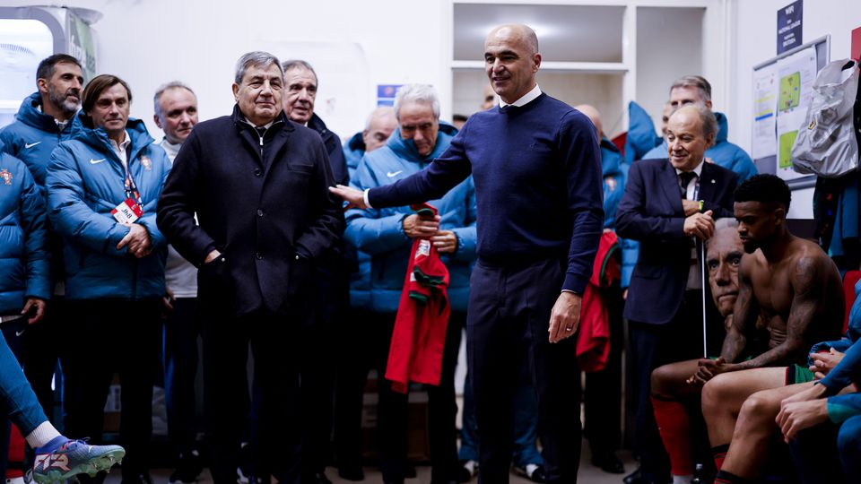 Roberto Martínez e jogadores prestam homenagem a Fernando Gomes