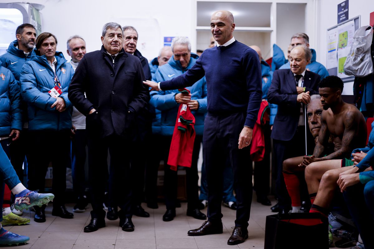 Roberto Martínez e jogadores prestam homenagem a Fernando Gomes