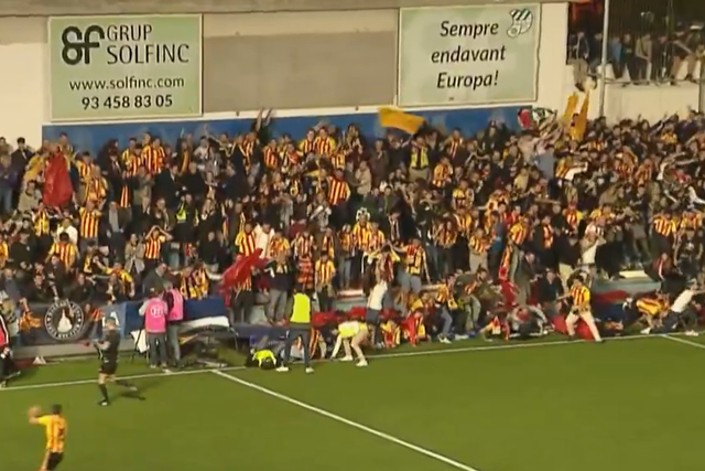 Vídeo: queda de barreira da bancada suspende dérbi catalão