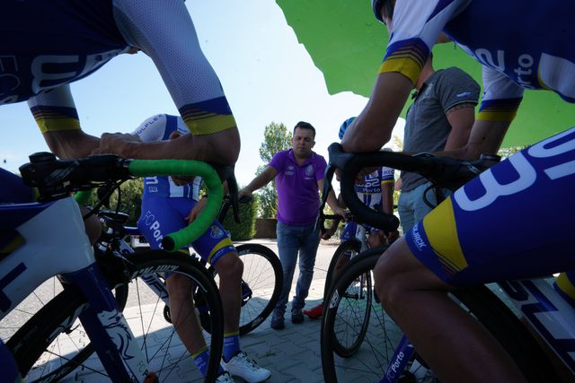 Nuno Ribeiro com alguns ciclistas da W52-FC Porto, em 2019 (foto: Carla Carriço)