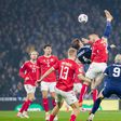 Scott McTominay marcou num pontapé de bicicleta o primeiro golo da Escócia na vitória sobre a Dinamarca — Foto: IMAGO