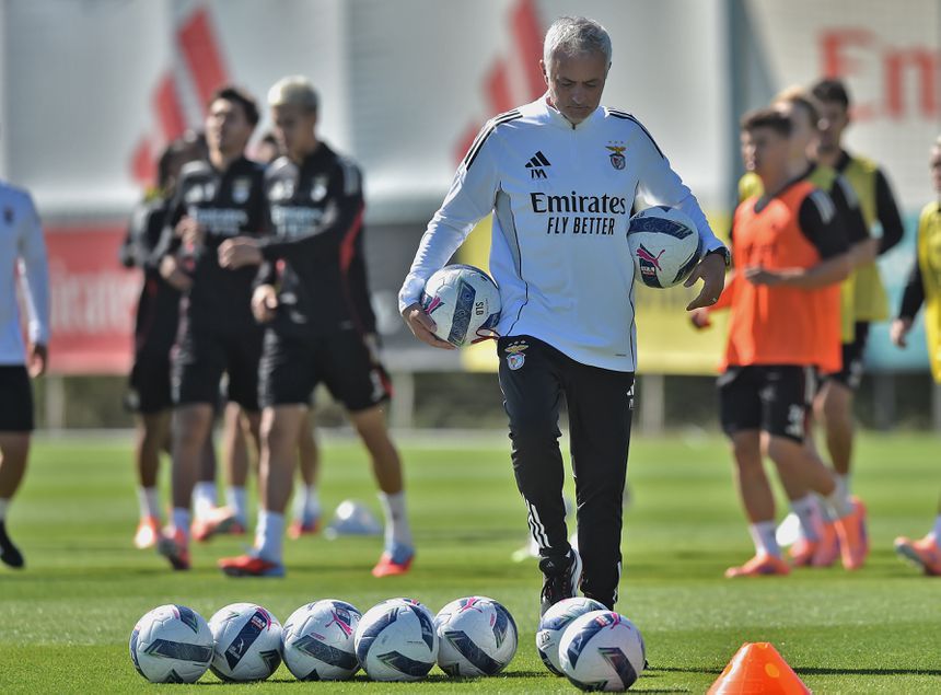 José Mourinho, treinador do Benfica, em fase de treino no Seixal