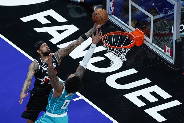 Brandon Ingram dos Toronto Raptors tenta contornar Miles Bridges dos Charlotte Hornets