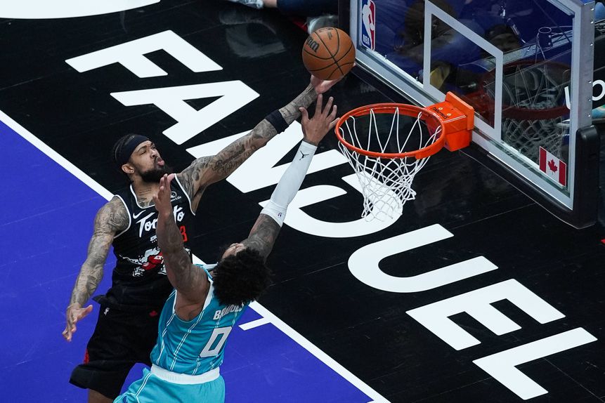 Brandon Ingram dos Toronto Raptors tenta contornar Miles Bridges dos Charlotte Hornets