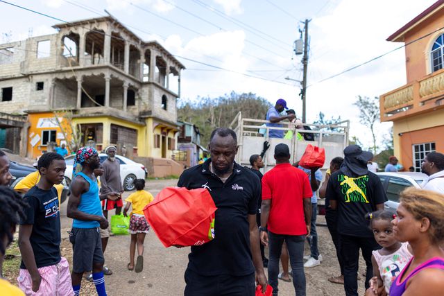 Bolt foi até à região onde nasceu, na parte Oeste da Jamaica, para ajudar na reabilitação da zona. Facebook Usain Bolt