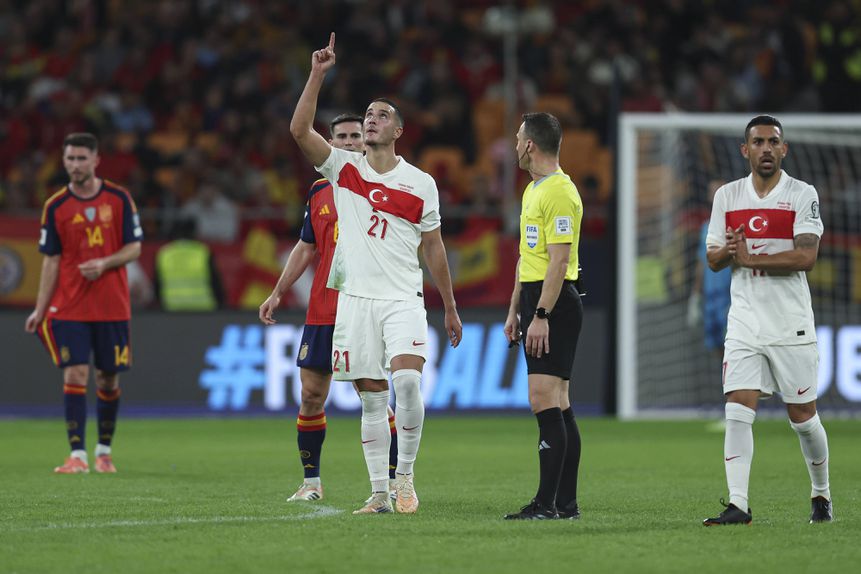 Deniz Gul fez coloriu a estreia a titular pela Turquia com um golo - Foto: IMAGO