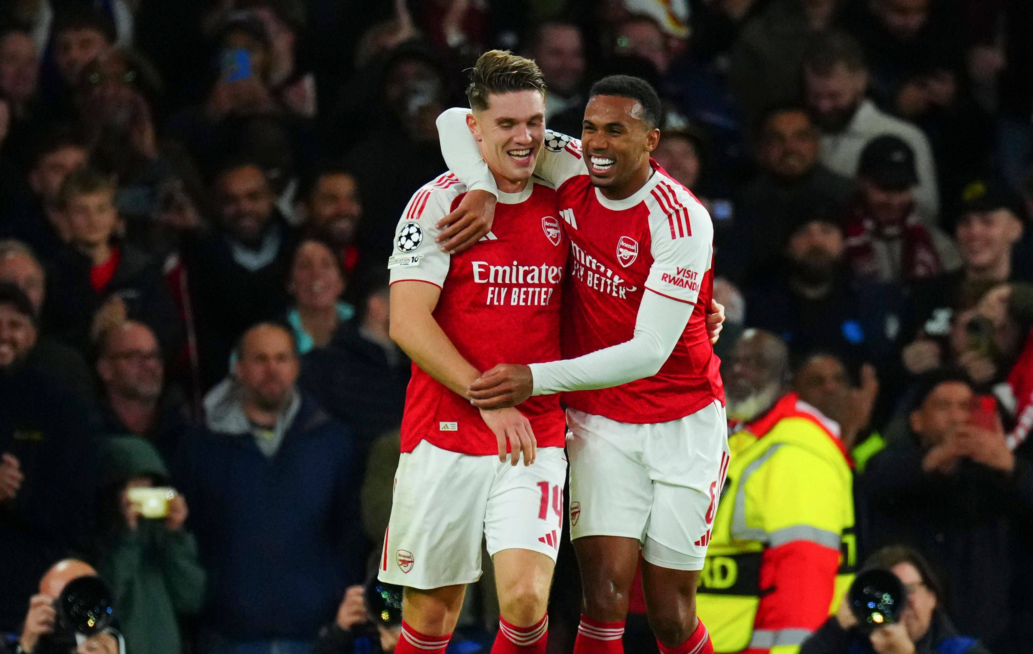 Gyokeres a celebrar o golo com Gabriel Magalhães no Arsenal