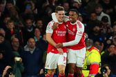 Gyokeres a celebrar o golo com Gabriel Magalhães no Arsenal
