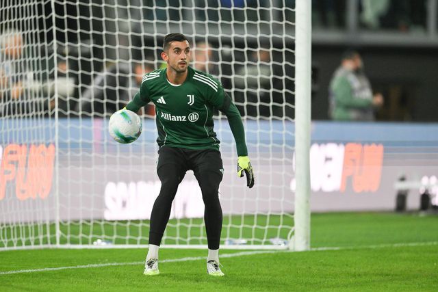 Perin em período de aquecimento na Juventus