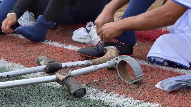 Palestina: amputados pela guerra juntam-se em Gaza para jogar futebol