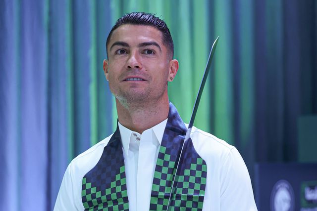 Ronaldo desempenha a dança da espada, durante o Dia Nacional da Arábia Saudita
