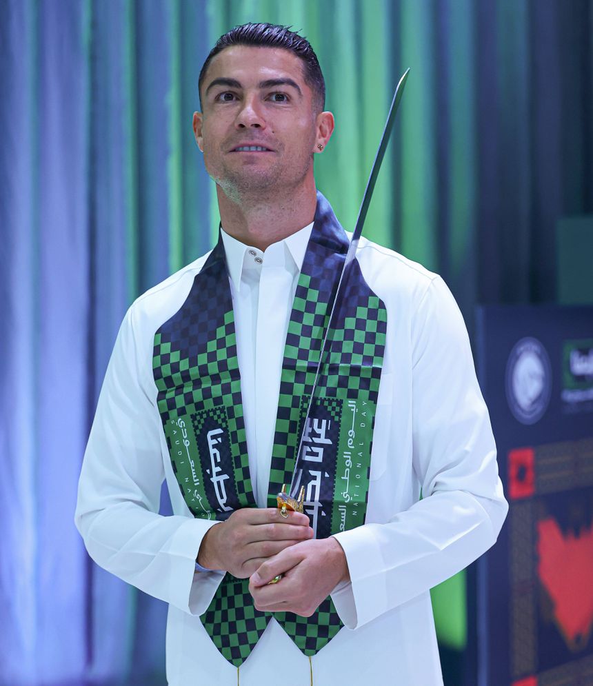 Ronaldo desempenha a dança da espada, durante o Dia Nacional da Arábia Saudita