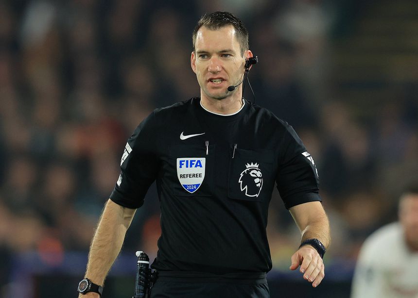 Ref Cam (na orelha esquerda do árbitro) já é uma realidade na Premier League. Foto: IMAGO