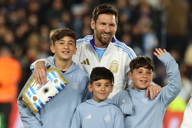 Messi com os três filhos. Foto: IMAGO