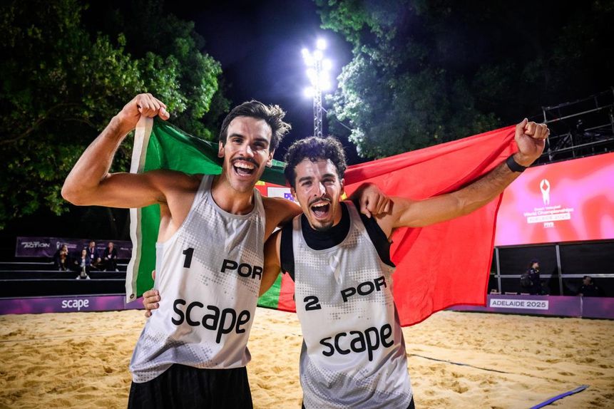 João Pedrosa e Hugo Campos a celebrarem o apuramento para os oitavos - Foto: Federação Portuguesa de Voleibol