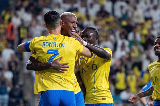 Talisca celebra com Cristiano Ronaldo no Al Nassr