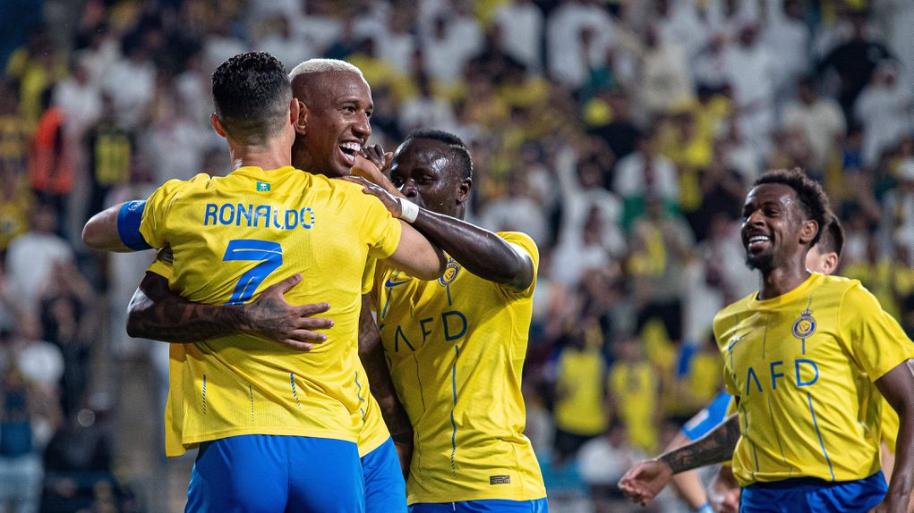 Talisca celebra com Cristiano Ronaldo no Al Nassr
