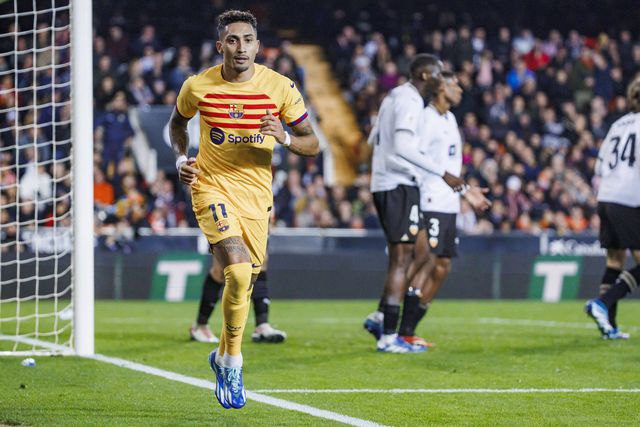 Raphinha apontado à saída do Barcelona e com duas opções em cima da mesa