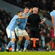 Manchester City multado por... cercar árbitro