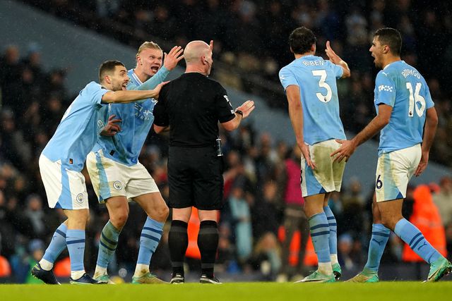 Manchester City multado por... cercar árbitro
