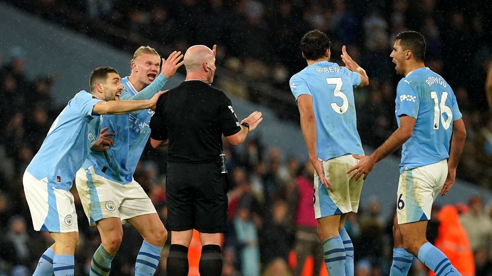 Manchester City multado por... cercar árbitro