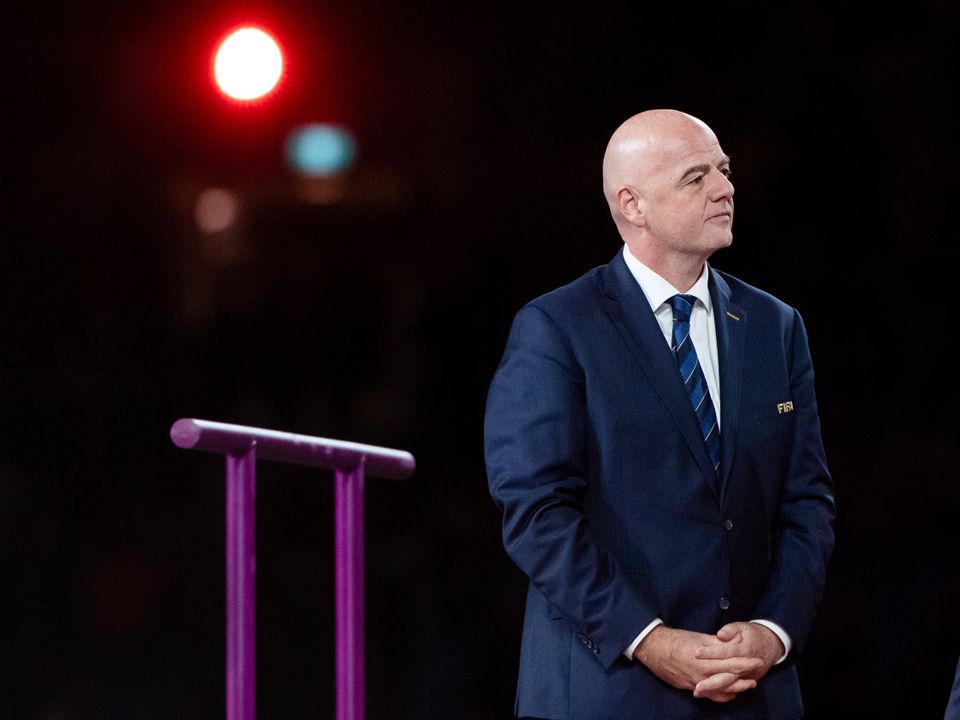 Infantino endurece discurso e defende derrotas automáticas em casos de racismo