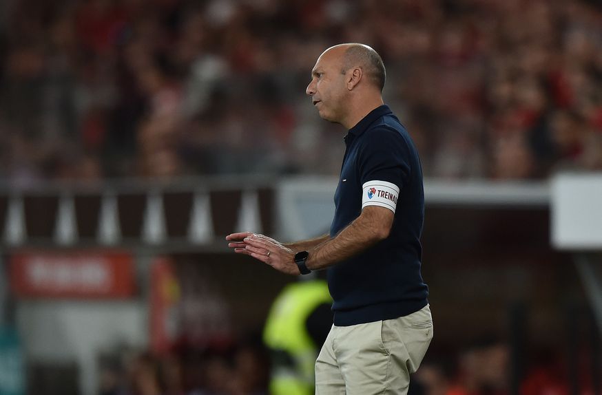 Bruno Pinheiro faz gesto de calma com as mãos