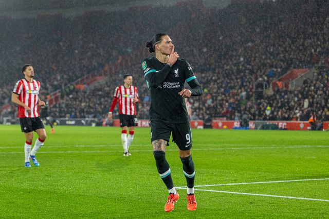 Taça da Liga: Liverpool segue em frente no regresso de Darwin aos golos