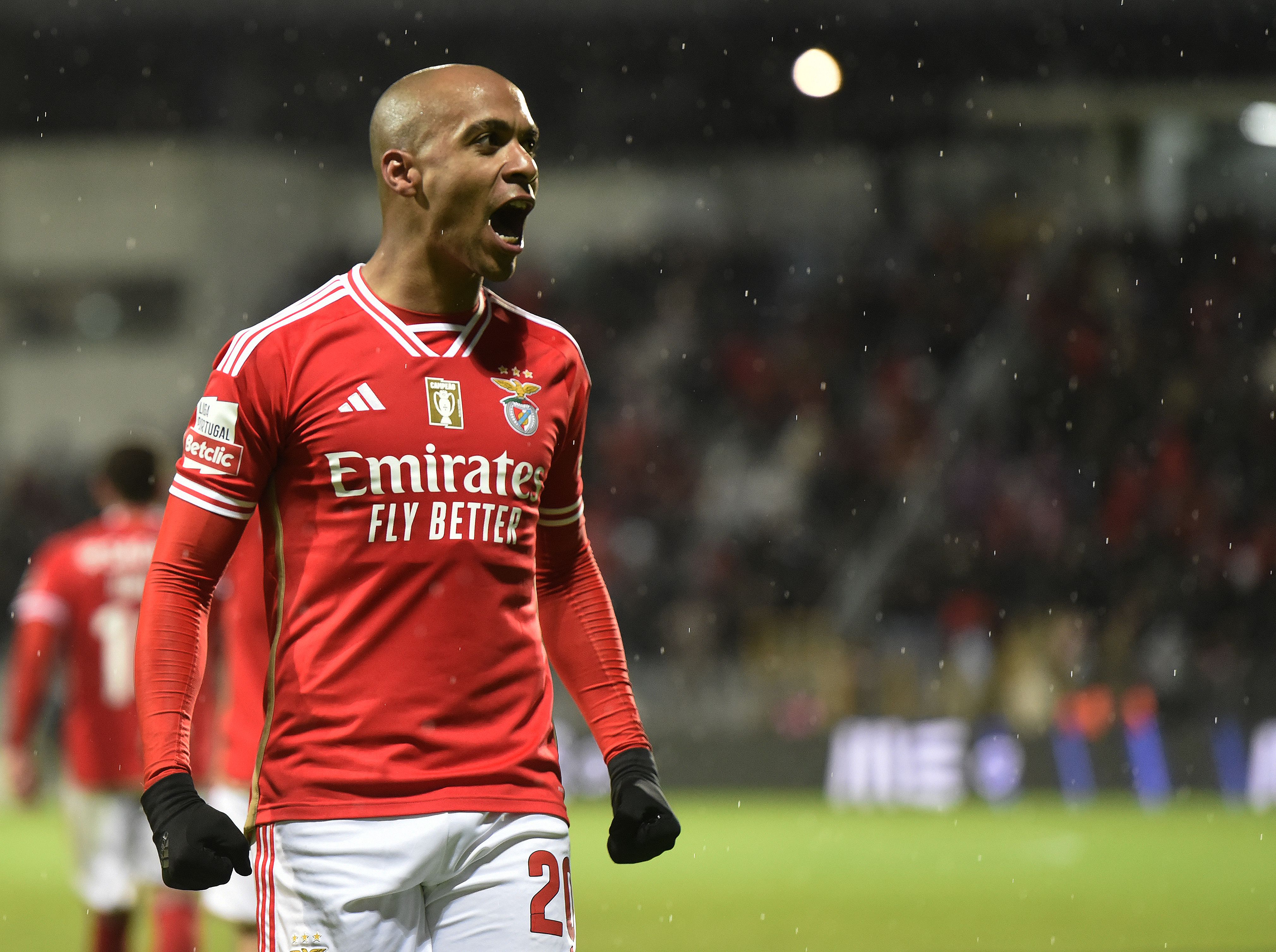 Benfica: Besiktas esclarece acordo por João Mário