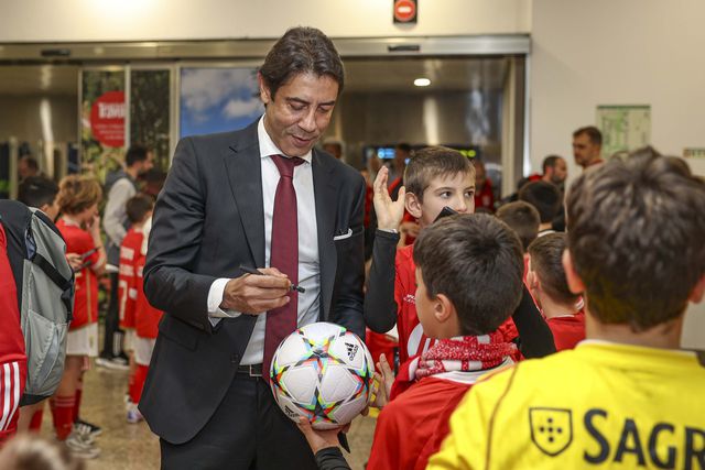 Loucura na chegada do Benfica à Madeira (fotogaleria)