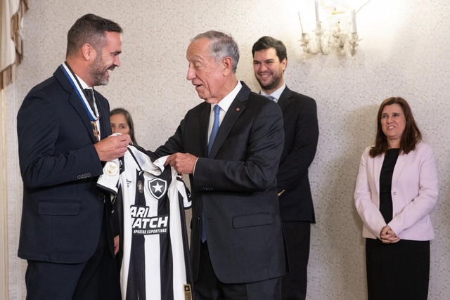 Artur Jorge ofereceu camisola do Botafogo a Marcelo Rebelo de Sousa