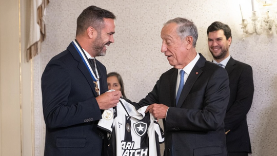 Artur Jorge ofereceu camisola do Botafogo a Marcelo Rebelo de Sousa