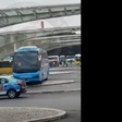 Autocarro desgovernado sem motorista abalroa táxi e esplanada na Gare do Oriente (vídeo)