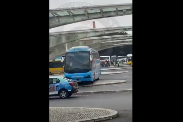 Autocarro desgovernado sem motorista abalroa táxi e esplanada na Gare do Oriente (vídeo)