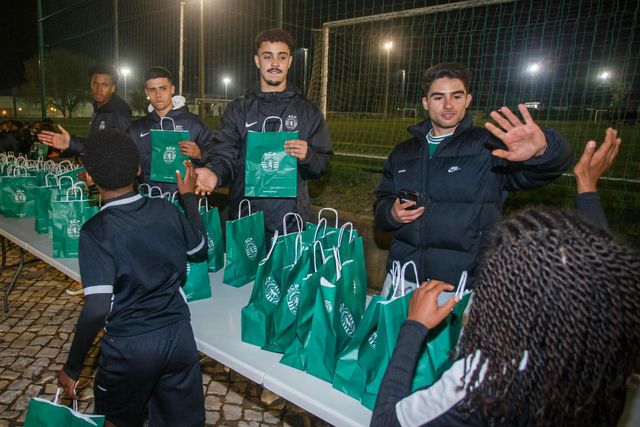 João Muniz, Lucas Anjos e Samuel Justo, da equipa B, entregaram prendas - Foto: SPORTING CP