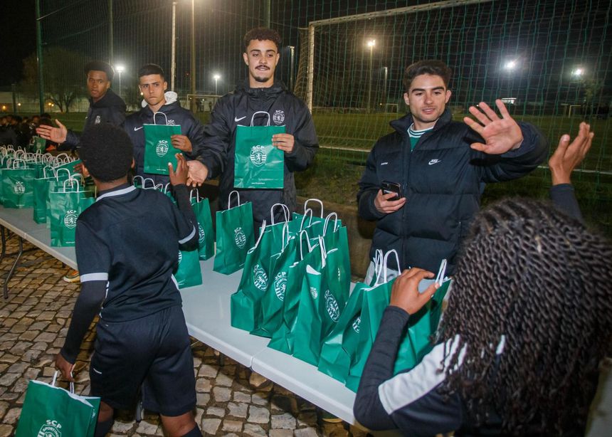 João Muniz, Lucas Anjos e Samuel Justo, da equipa B, entregaram prendas - Foto: SPORTING CP