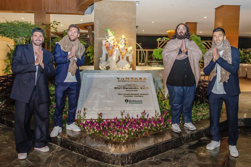 Messi na Índia com Rodrigo de Paul, Luís Suárez e Anant Ambani, um dos homens mais ricos do país