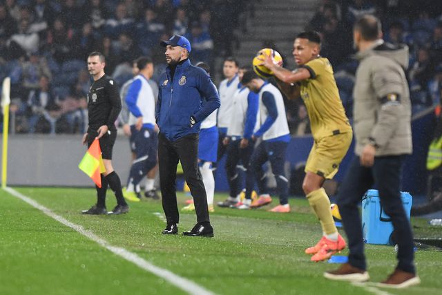 Farioli com um estilo diferente na noite desta quinta-feira - Foto: Rogério Ferreira/Kapta+