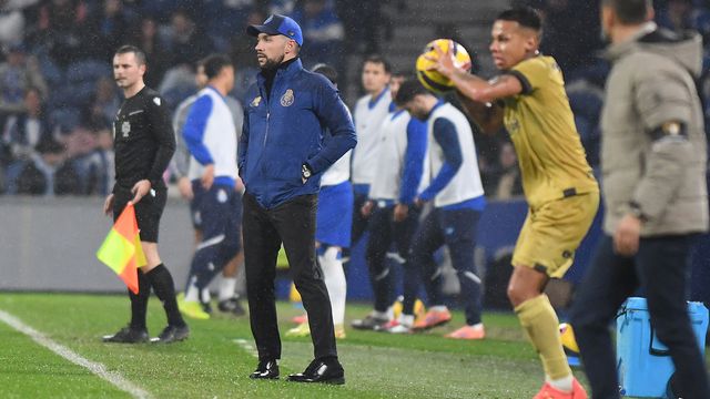 Farioli com um estilo diferente na noite desta quinta-feira - Foto: Rogério Ferreira/Kapta+