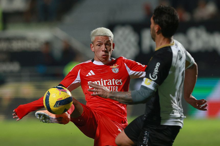 Prestianni em ação no jogo com o Farense — Foto: Carlos Vidigal Jr./