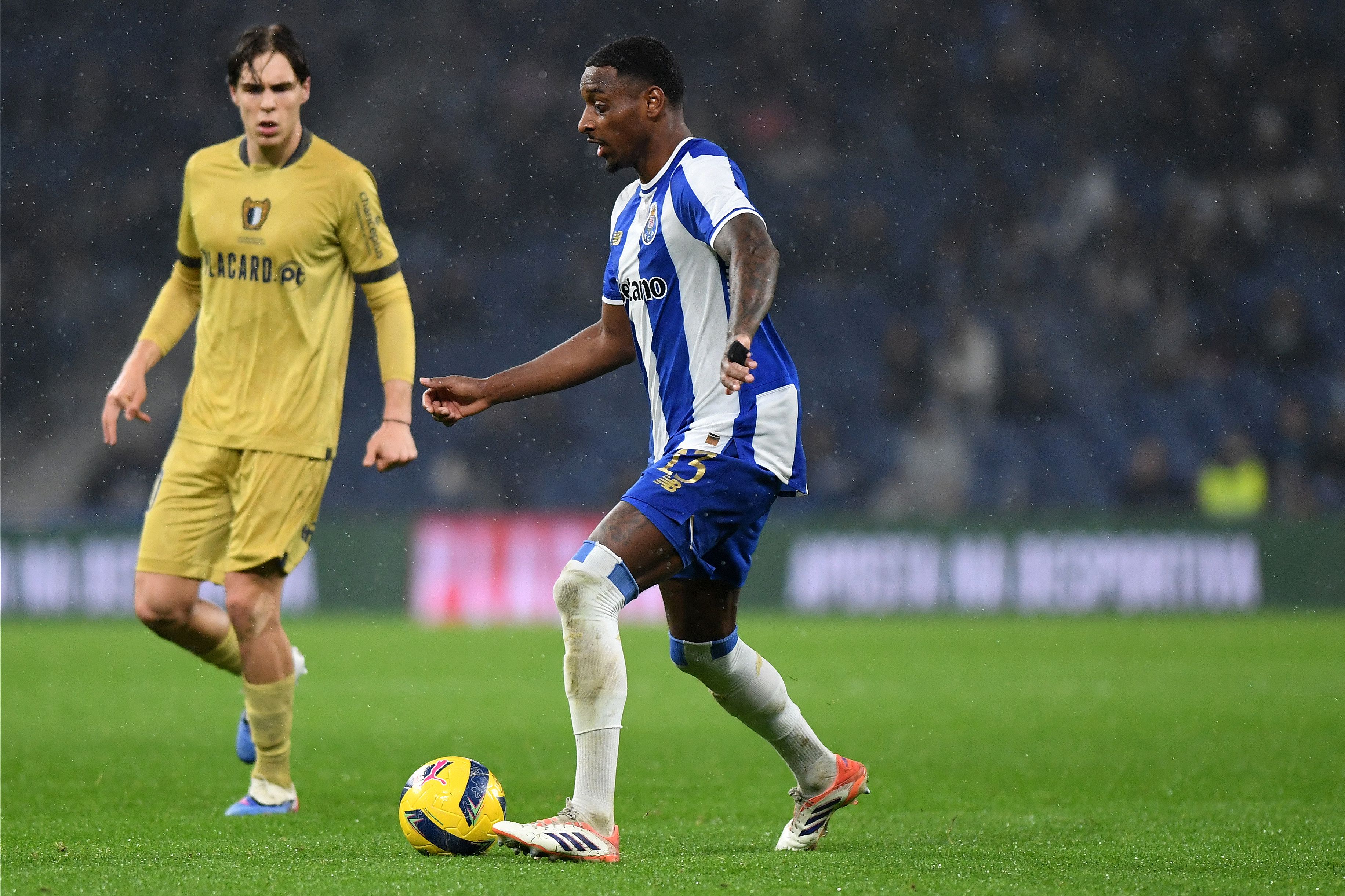 Gustavo Sá foi dos melhores do Famalicão em campo — FOTO: Rogério Ferreira/Kapta+