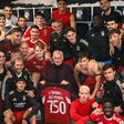 Mourinho a celebrar junto aos jogadores