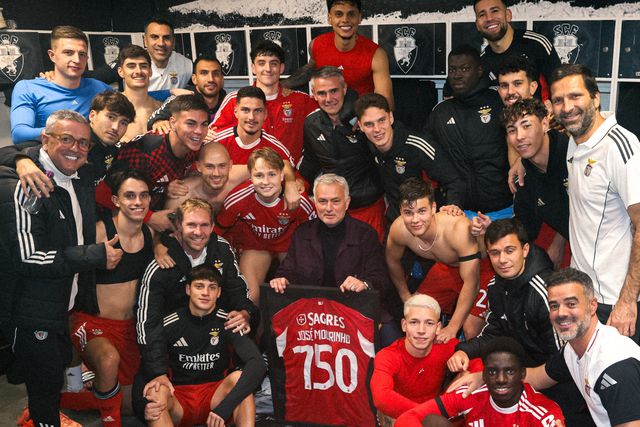 Mourinho a celebrar junto aos jogadores