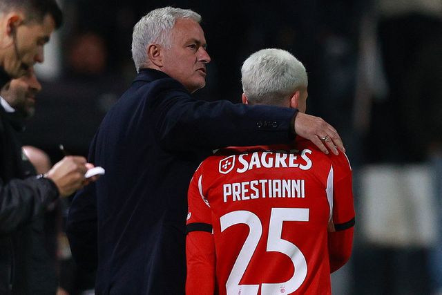 José Mourinho abraça Prestianni depois de substituí-lo por Banjaqui aos 88 minutos do jogo com o Farense, 
da Taça de Portugal, no Algarve — Foto: Carlos Vidigal Jr./Kapta+