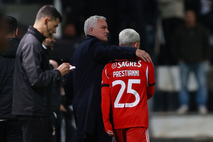 José Mourinho abraça Prestianni depois de substituí-lo por Banjaqui aos 88 minutos do jogo com o Farense, 
da Taça de Portugal, no Algarve — Foto: Carlos Vidigal Jr./Kapta+