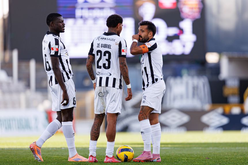Jogadores do Portimonense durante encontro com o Marítimo, para a Liga 2