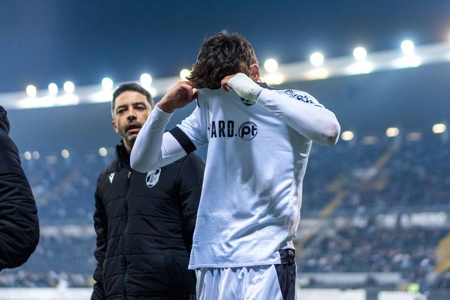 O desconsolo de Óscar Rivas, após ser substituído por lesão