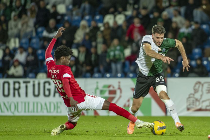Ioannidis tenta passar por Djé Tavares (Foto Eduardo Costa/LUSA)